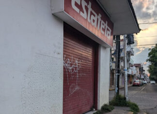 Delincuentes desactivan cámaras de vigilancia y vacían sucursal de Estafeta en Uruapan