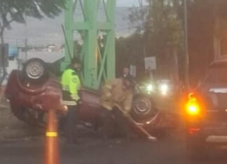 Vuelca vehículo en Morelia; sus ocupantes lo abandonan