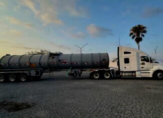 Investigan robo de pipa con 40 mil litros de gasolina en Panindícuaro