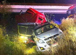 Tráiler limonero y auto compacto chocan en la carretera Morelia-Pátzcuaro; dos heridos y producto tirado
