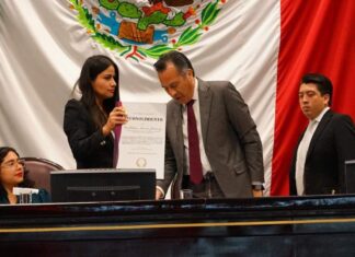 Diputada entrega reconocimiento al gobernador de Veracruz como el «peor de la historia»
