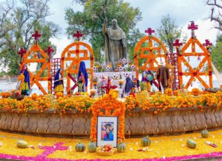 Turistas de China, Bélgica, Italia y España viven la Noche de Muertos en Michoacán