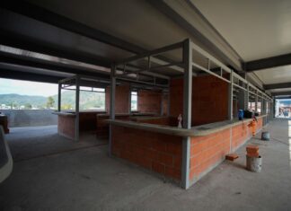 Mercado de Pátzcuaro alcanza 80 % de avance; estará listo en febrero, destaca Bedolla