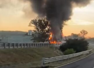 Tráiler de doble remolque se incendia en la autopista de Occidente en Michoacán