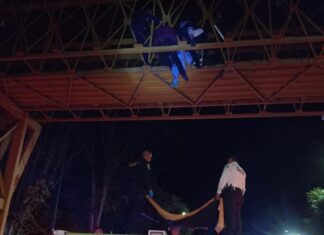 Policía Morelia salva a mujer en situación de riesgo en puente peatonal