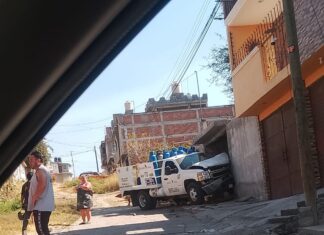 Camioneta gasera se impacta contra casa en Morelia tras falla en el freno de mano