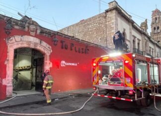 Incendio consume locales comerciales en Tu Plaza Capuchinas, Morelia