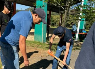 Fabrican estudiantes del Cecytem ecoladrillos de PET