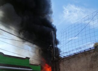 Se registra incendio en la colonia Francisco Javier Clavijero; fuego amenaza con propagarse a otras viviendas