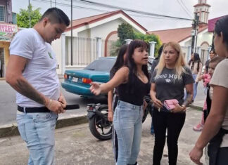 VIDEO | Clienta enfurecida arroja aceite hirviendo a trabajadora de una fonda