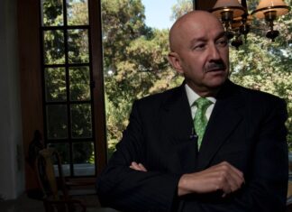 Carlos Salinas de Gortari reaparece en podcast: «Soy desempleado… alguien nos quitó las pensiones»