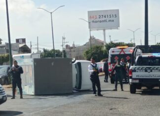 Vuelca camioneta repartidora en Madero Oriente; un lesionado