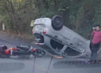 Vuelca auto en accidente con motocicleta en Morelia; una persona resulta lesionada