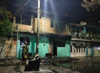 Incendio consume vivienda deshabitada en la colonia Unión Popular Solidaria en Morelia