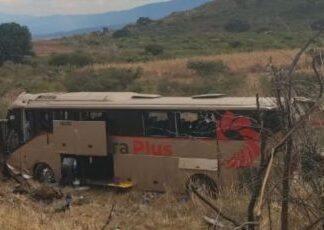 Autobús de Primera Plus vuelca en la autopista México-Guadalajara