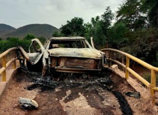 Explosión de mina terrestre destruye Suburban blindada en Apatzingán; mueren dos tripulantes
