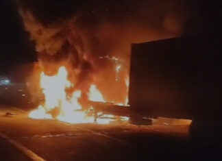 Choque entre dos tráileres deja un incendio en la autopista Siglo XXI