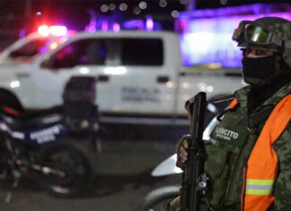 Dejan tres cabezas humanas frente al Teatro Constitución en Apatzingán; presunta disputa entre cárteles