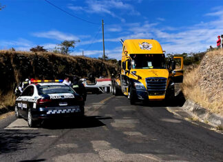 Vuelca camioneta maderera en la carretera Morelia-Atécuaro; solo daños materiales