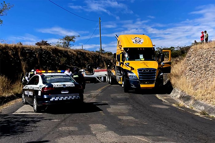 Vuelca-camioneta-maderera-en-la-Morelia-Atecuaro