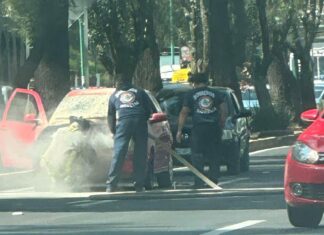 Se incendia auto en el libramiento sur de Morelia; bomberos controlan la emergencia