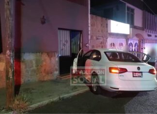 Morelia: roban auto a mano armada, huyen a toda velocidad y terminan chocando
