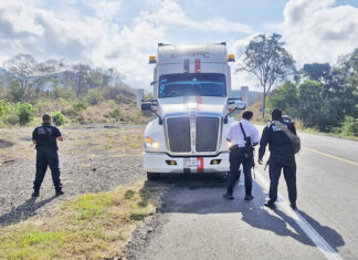 Guardia Civil recupera tractocamión robado en la Siglo XXI; delincuentes lo abandonan
