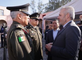Asiste Bedolla a toma de protesta de nuevo comandante de la 21 Zona Militar