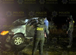 Policía de Morelia recupera vehículo robado tras persecución y volcadura en canal de aguas negras