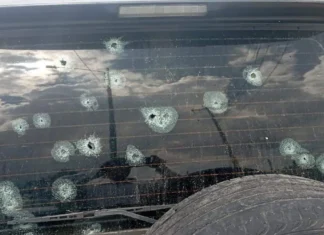 Intento de asalto a maestros en Tumbisca deja su vehículo con más de 20 impactos de bala