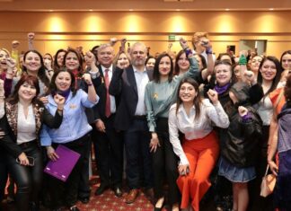 Cero tolerancia a deudores alimentarios; Bedolla firma paquete de iniciativas