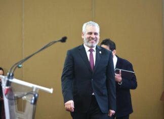 Bedolla frena mercado negro de plazas automáticas para maestros