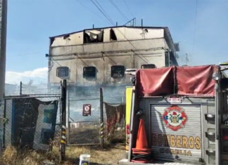 Quemazón en lote baldío causa incendio en el club nocturno Galaxxxies, al poniente de Morelia