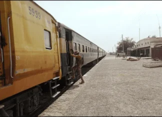 Grupo separatista secuestra tren en Pakistán con más de 400 pasajeros; autoridades rescatan a 155