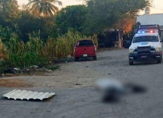 Hallan cadáver decapitado y envuelto en plástico en Coahuayana