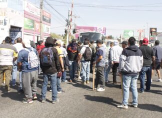Transportistas bloquean por segundo día la glorieta de El Pípila en Morelia; amagan con cerrar accesos y centrales