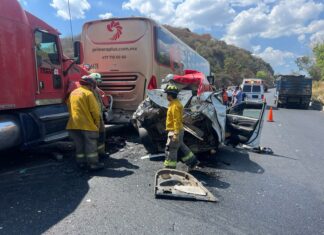 Tráiler embiste taxi en la Morelia-Pátzcuaro; hay dos heridos graves