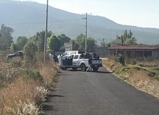 Hallan a mujer asesinada a balazos y envuelta en lona publicitaria en camino rural de Morelia