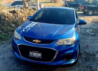 Hallan a hombre asesinado dentro de un Chevrolet Sonic en brecha al norte de Morelia