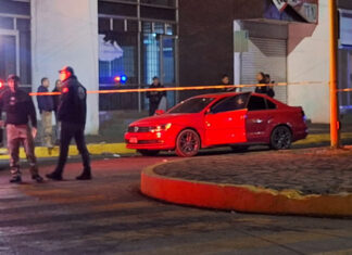 Pareja es baleada a bordo de su vehículo en Uruapan; el hombre falleció