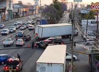 Tráiler choca y bloquea carril lateral de Madero Poniente en Morelia