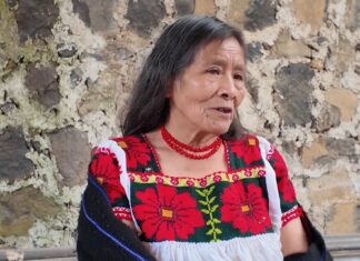 “Tener la vida en las manos es un orgullo”: Nana Elodia, partera homenajeada en la K’uínchekua