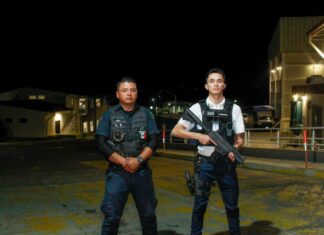 Policía Auxiliar vigila empaques de mango y aguacate para exportación