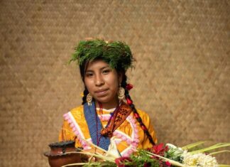Tianguis de Uruapan estrena primera muestra fotográfica de indumentaria tradicional