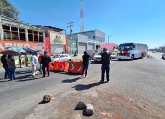 Vecinos de Villas del Pedregal bloquean avenida Madero Poniente en demanda de más transporte público