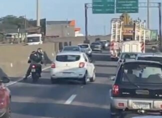 Motociclista discute con automovilista y muere atropellado por un tráiler: VIDEO