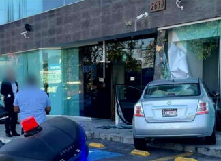Automovilista se estrella contra ventanal de un BBVA en Plaza Prados Camelinas, en Morelia