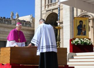 Miles de fieles se despiden del papa Francisco, sepultado en la basílica de Santa María la Mayor