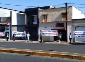 Se manifiestan taxistas en el Instituto del Transporte en Morelia; exigen pagos en efectivo