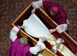 Francisco modifica el funeral papal: sin tres féretros y con un rito más sencillo